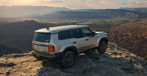 Най-новият Land Cruiser има ретро стил, високоефективна стандартна система за задвижване на четирите колела и всички модерни технологии, които бихте очаквали от семеен SUV. Освен това е много по-ефективен от стария модел. Вместо да се задвижва от &bdquo;алчен&ldquo; 5,7-литров V8, най-новият Land Cruiser получава четирицилиндров хибриден с турбокомпресор. Както можете да си представите, разходът пада от 16,8 литра на 100 км  до 10,2 при новия хибрид. Четирицилиндровият мотор обаче не е слаб &ndash; той има 326 коня. Не е толкова мощен, колкото стария модел V8, но има значително по-голям въртящ момент.